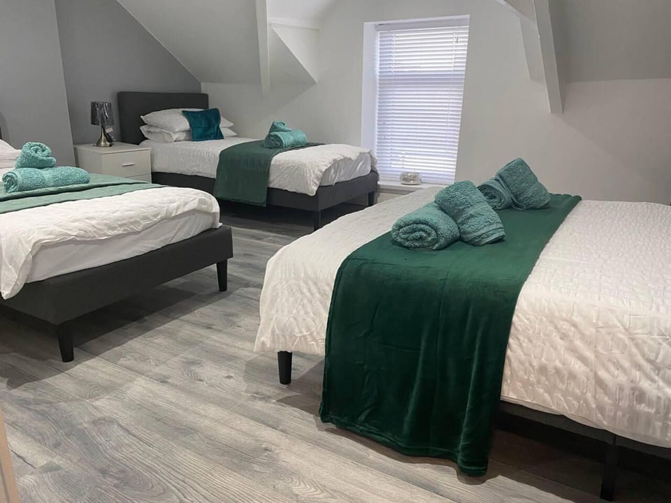 2 Bed Flat - Sleeps 6 - Parking - Wifi Apartment in Bridgend