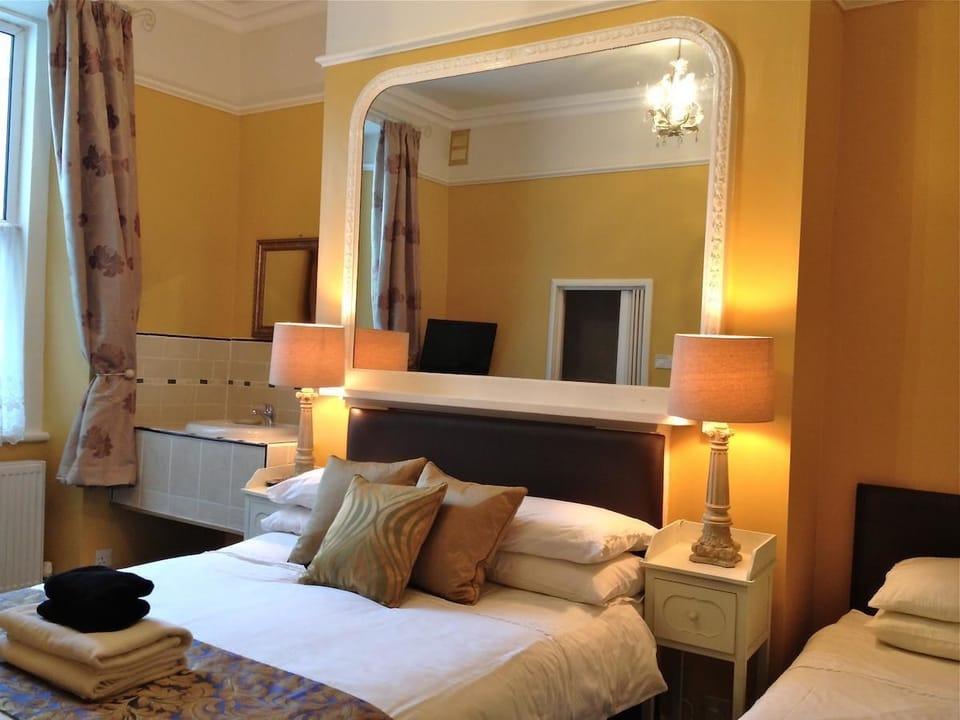 Double Room (With Private Bathroom) | Iron/ironing board, free WiFi, bed sheets