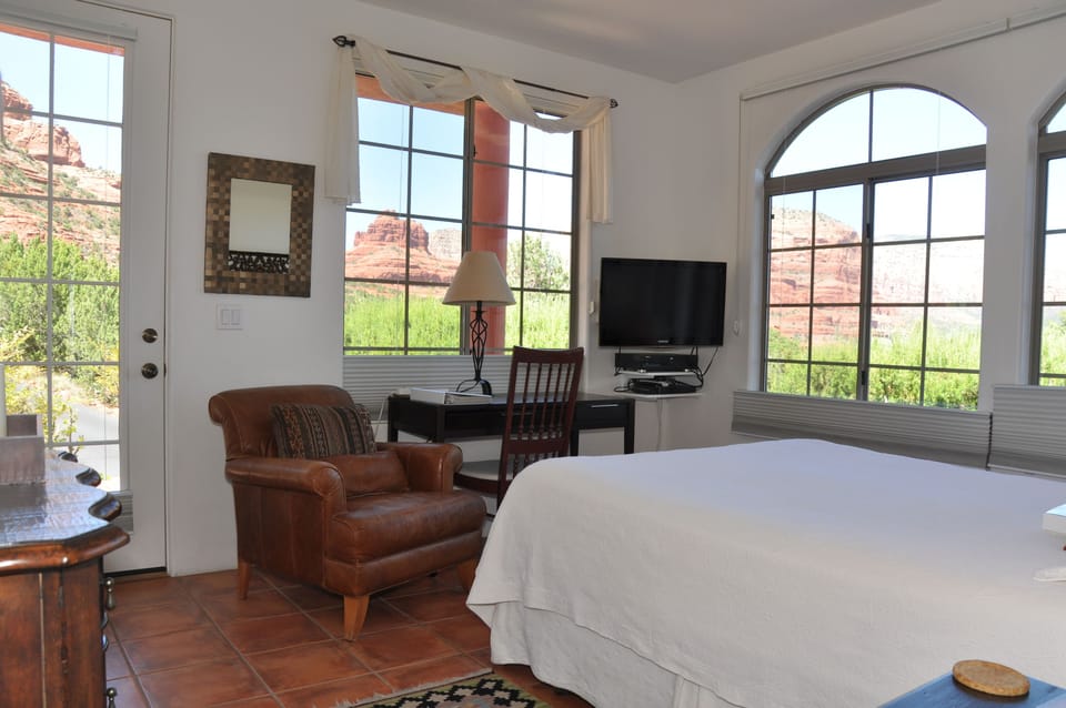 Yavapai - 1 Queen Bed, Terrace, Whirlpool Tub, Mountain View | Premium bedding, individually decorated, individually furnished