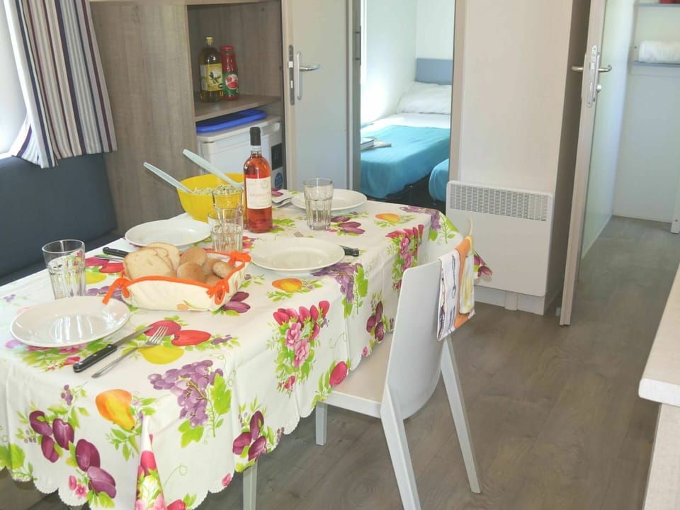 Table, Property, Furniture, Tableware, Tablecloth, Bottle, Textile, Interior Design, Kitchen & Dining Room Table, Chair
