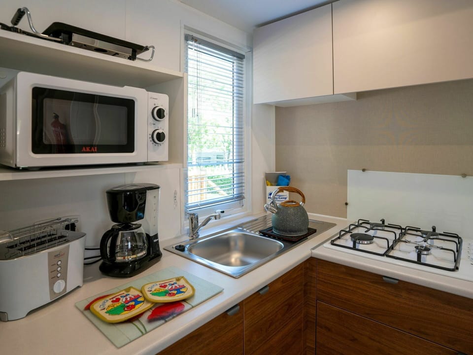 Countertop, Cabinetry, Kitchen Sink, Sink, Property, Tap, Gas Stove, Kitchen Appliance, Kitchen Stove, Window
