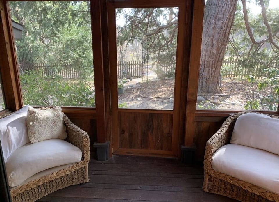 Screen patio off Cottage Bedroom 