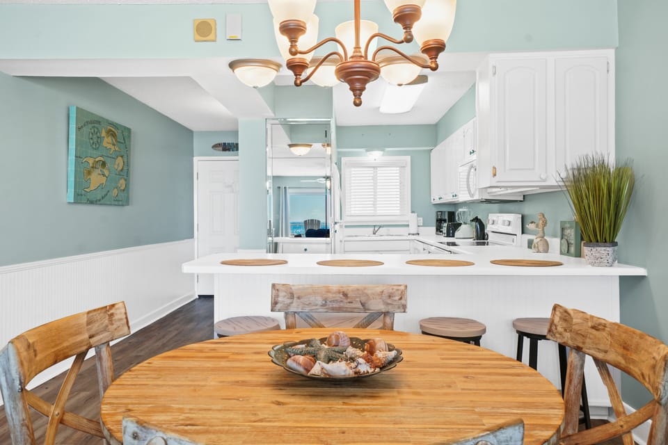 Dining area with a round table that seats 4.