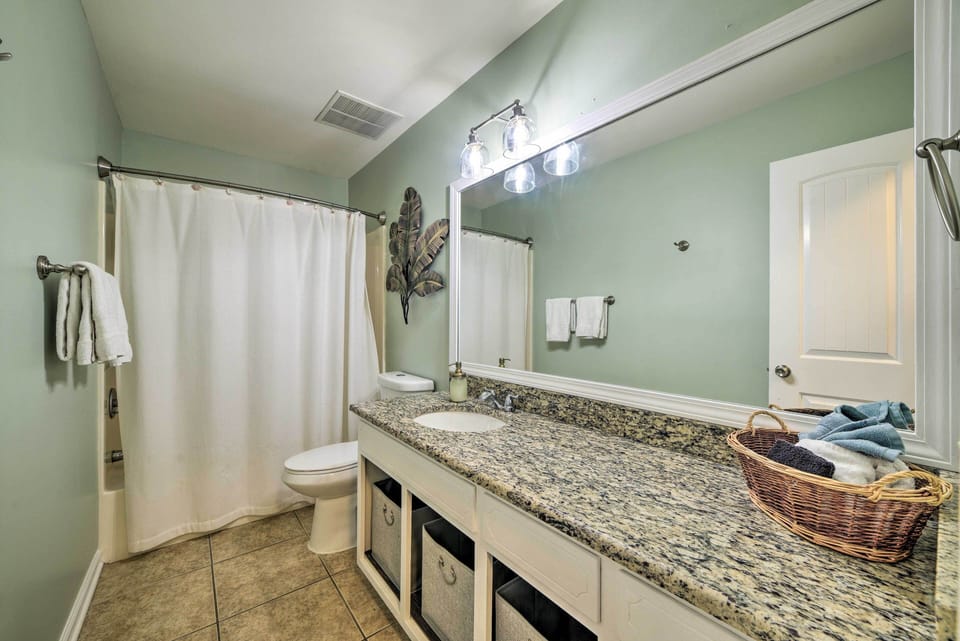 Full Bathroom | Upper Level | Towels Provided