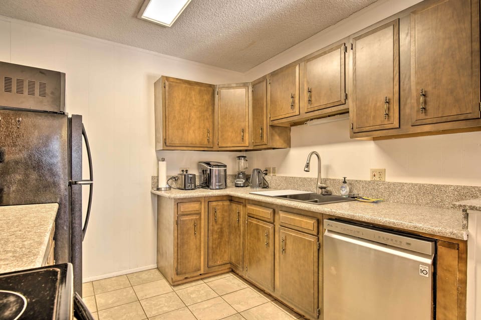 Fully Equipped Kitchen | Keurig & Drip Coffee Makers