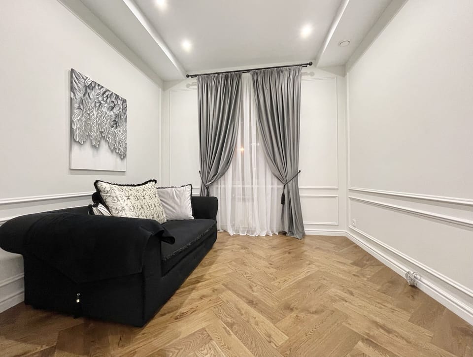 City Apartment | 3 bedrooms, premium bedding, iron/ironing board, WiFi (free)