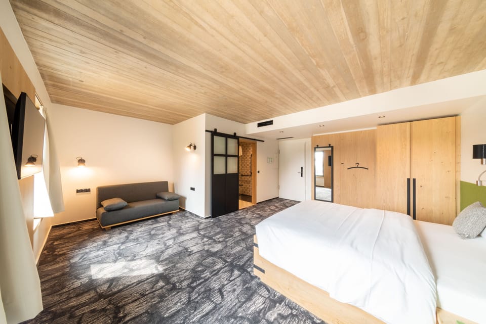 1 bedroom, Egyptian cotton sheets, premium bedding, in-room safe