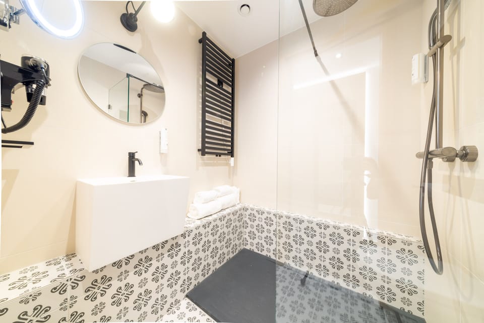 Shower, free toiletries, towels, soap