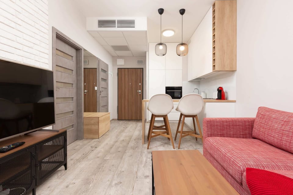 Air-conditioned space ro relax in front of the TV. In the background you can see the kitchenette which has all the necessary accessories and equipment for preparing home-cooked meals.