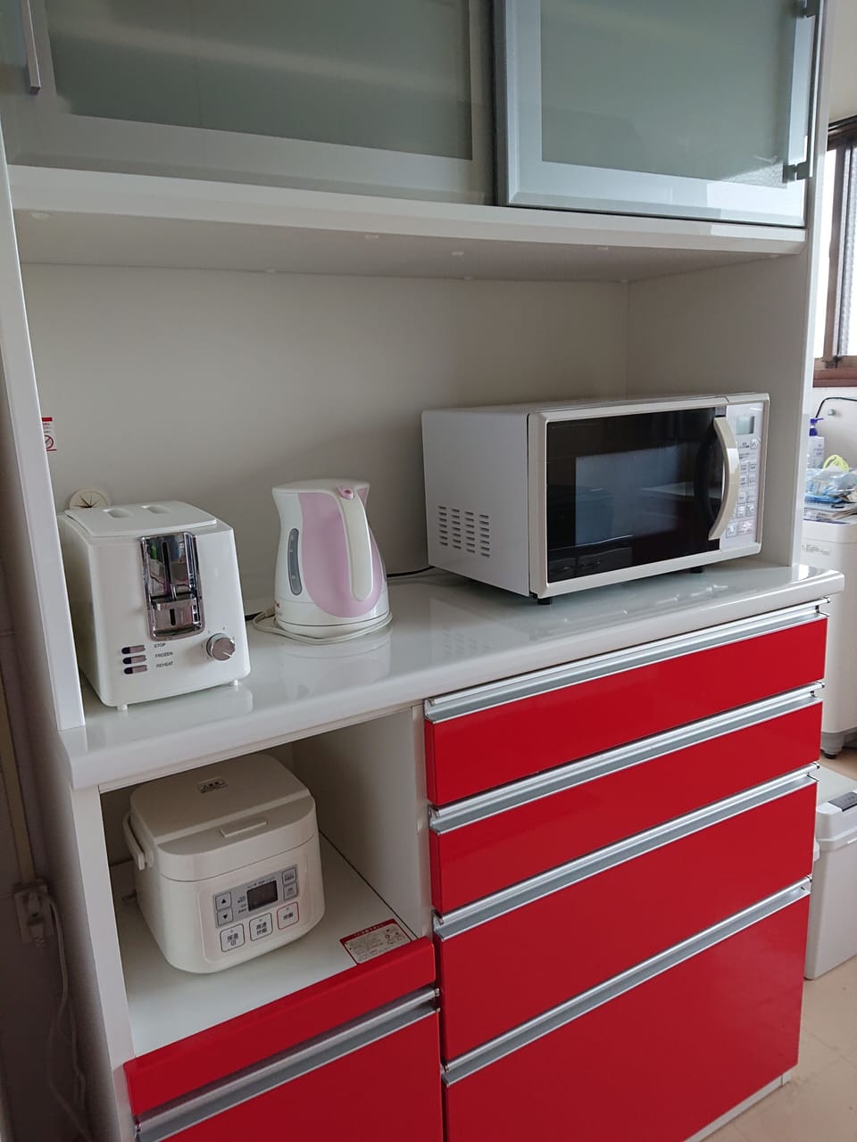 Deluxe Apartment | Private kitchen | Full-size fridge, microwave, stovetop, electric kettle