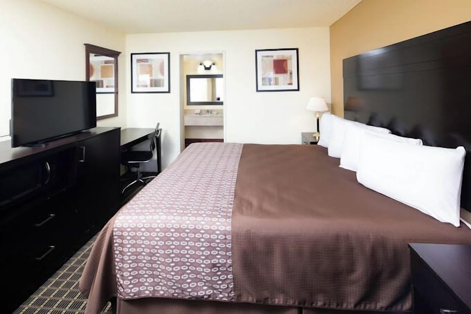 Room, 1 King Bed, Non Smoking | Blackout drapes, iron/ironing board, WiFi (free), bed sheets