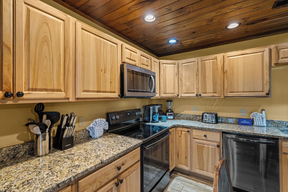 Spacious kitchen w/ smooth cooktop & large fridge