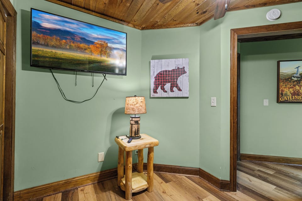 Bunk room w/ queen-over-queen beds & smart TV