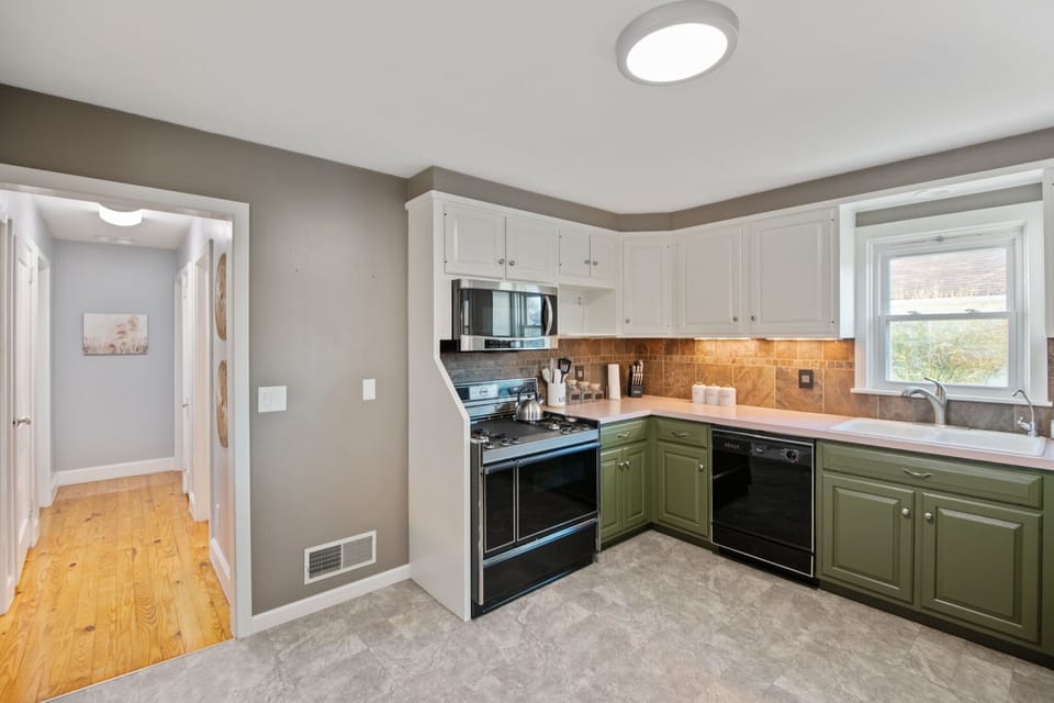 House, 3 Bedrooms | Private kitchen | Fridge, oven, coffee/tea maker, toaster