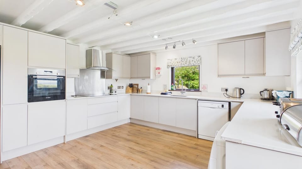 Stormy Castle - 6 Bedroom Sleeps 14 - Llangennith (10654)
