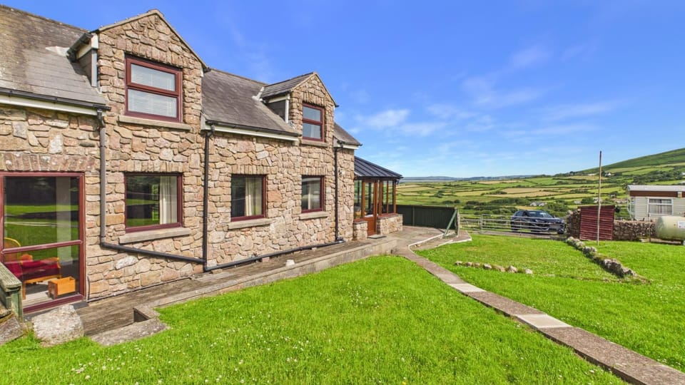Stormy Castle - 6 Bedroom Sleeps 14 - Llangennith (10672)