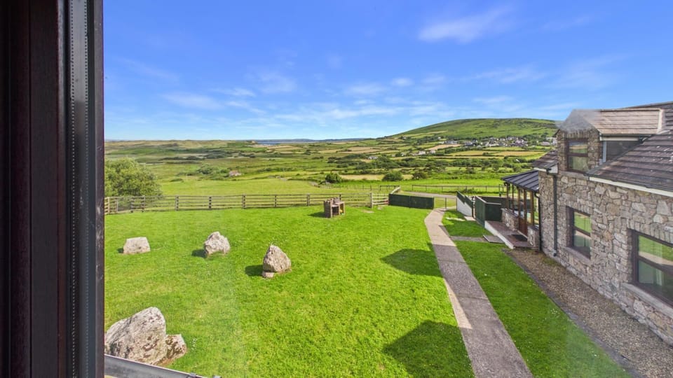 Stormy Castle - 6 Bedroom Sleeps 14 - Llangennith (10667)