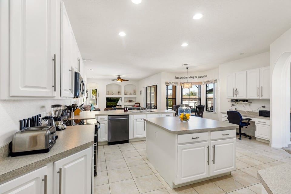 Family House, 5 Bedrooms | Private kitchen | Fridge, microwave, oven, stovetop
