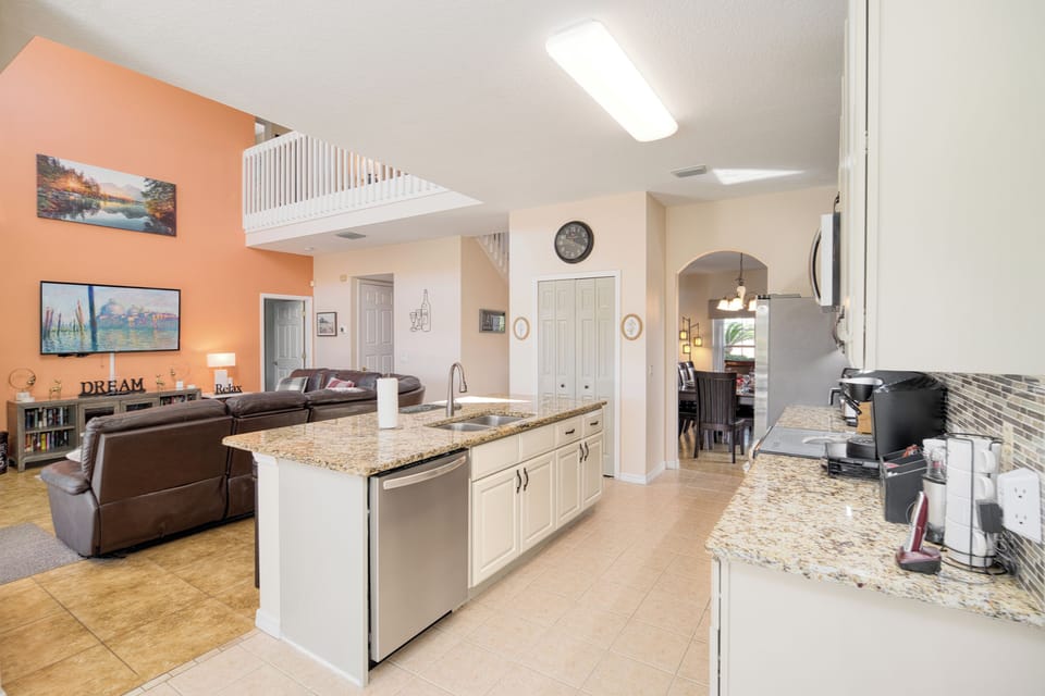 Family House, 5 Bedrooms | Private kitchen | Fridge, microwave, oven, stovetop