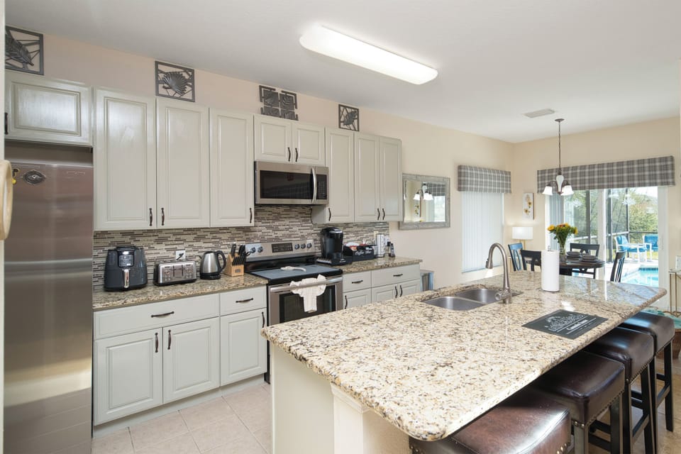 Family House, 5 Bedrooms | Private kitchen | Fridge, microwave, oven, stovetop