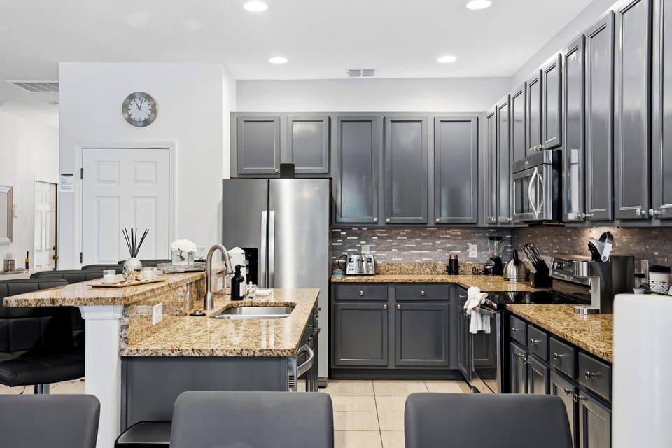 Family House, 6 Bedrooms | Private kitchen | Fridge, microwave, oven, stovetop