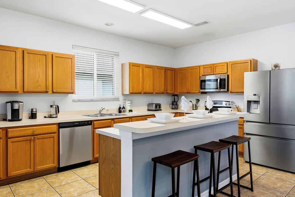 Family House, 5 Bedrooms | Private kitchen | Fridge, microwave, oven, stovetop