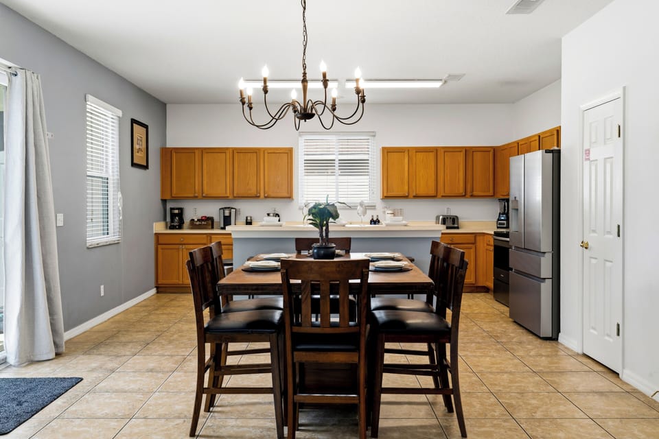 Family House, 5 Bedrooms | Private kitchen | Fridge, microwave, oven, stovetop