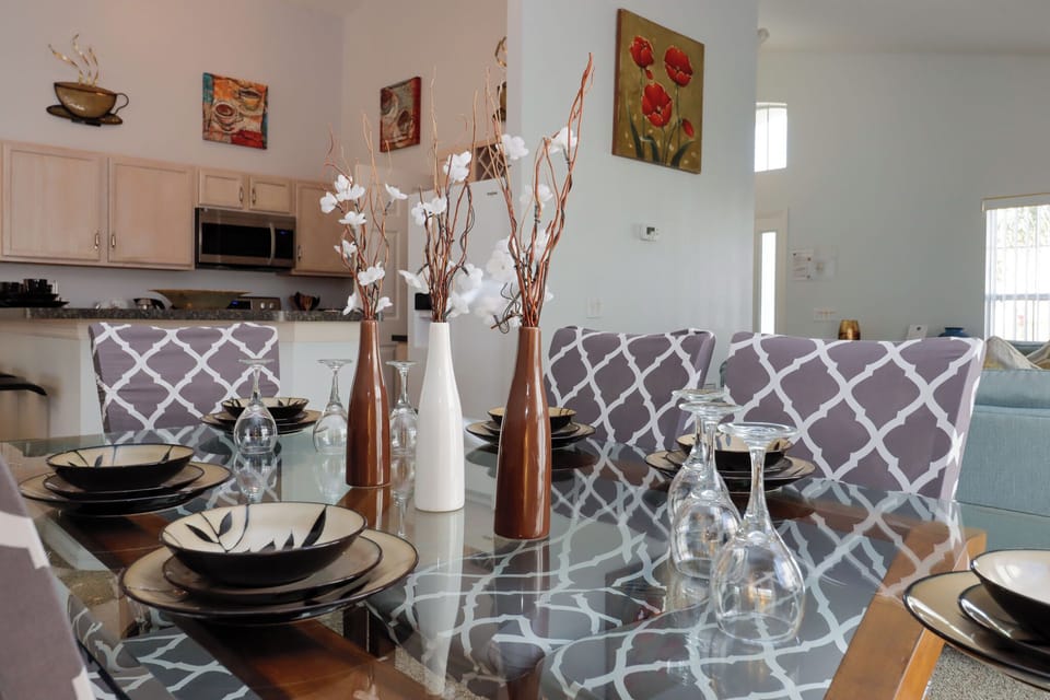 Family House, 4 Bedrooms | In-room dining