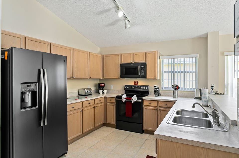 Family House, 4 Bedrooms | Private kitchen | Full-size fridge, microwave, oven, stovetop