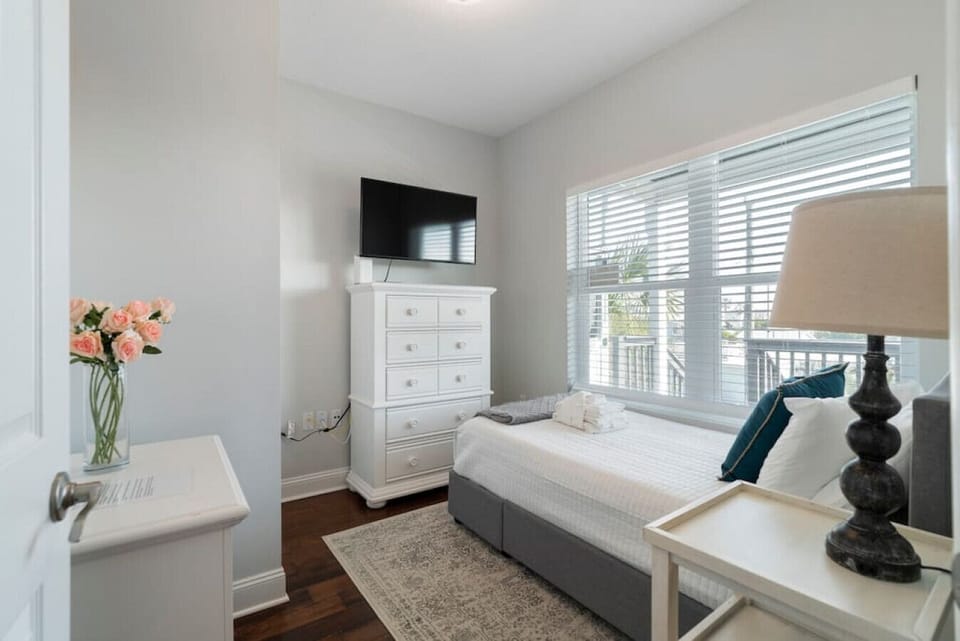 Guest bedroom right by the front door equipped with single bed