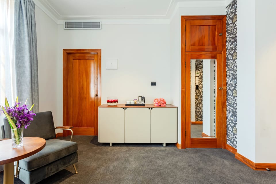 Executive Room | In-room safe, iron/ironing board, WiFi (free), bed sheets