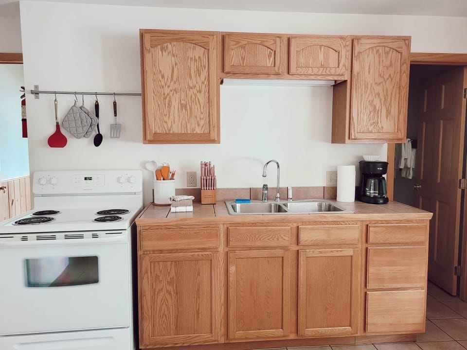 Cabin 7 | Kitchen (1)