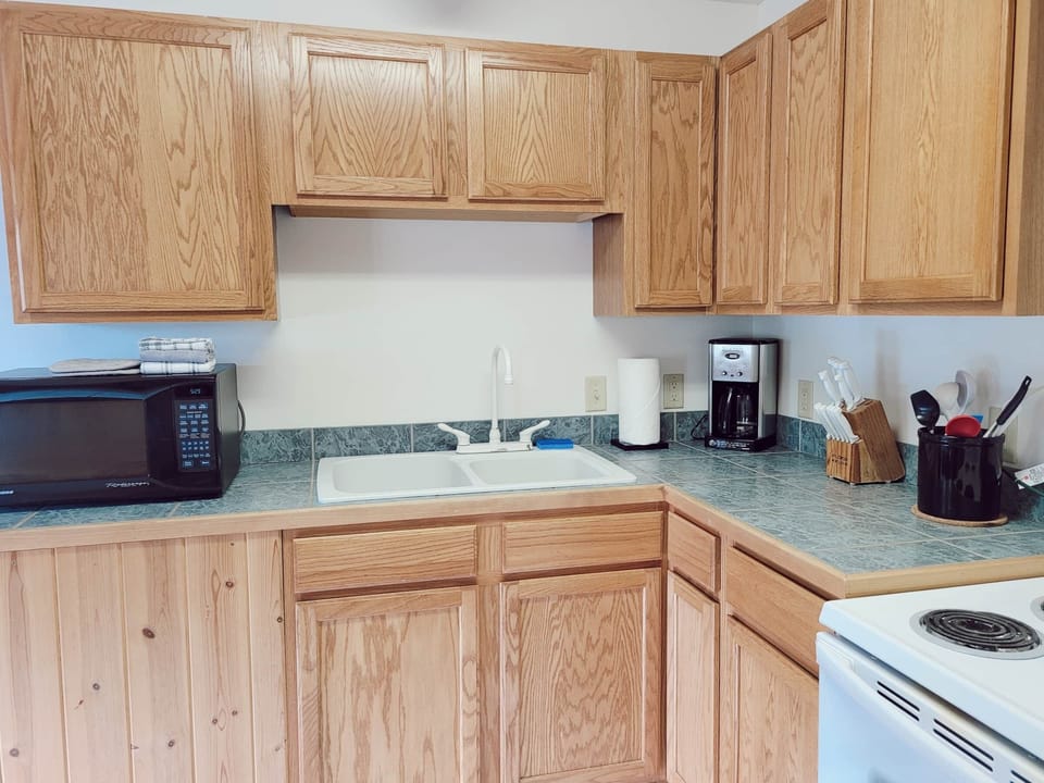 Cabin 8 | Kitchen (2)