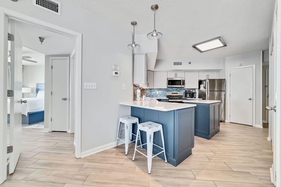 Breakfast Bar and Kitchen