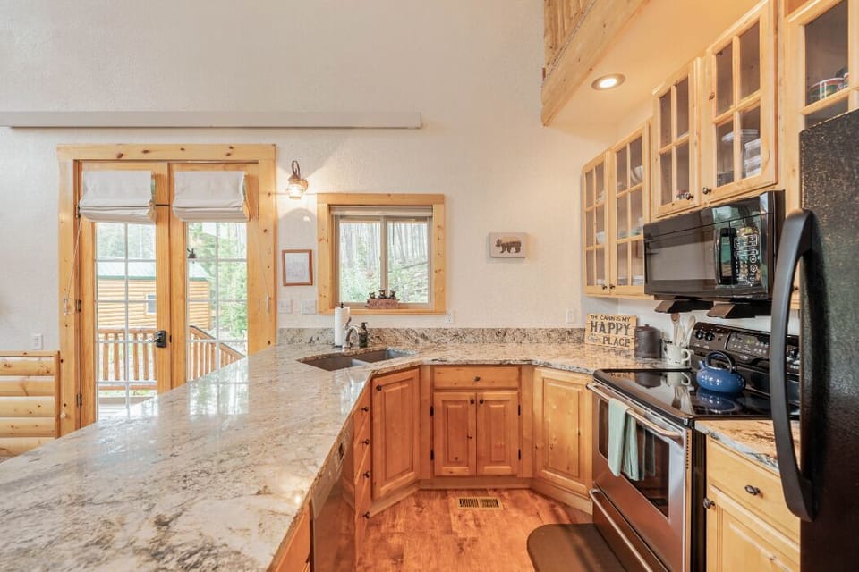 Full-size fridge, oven, and microwave