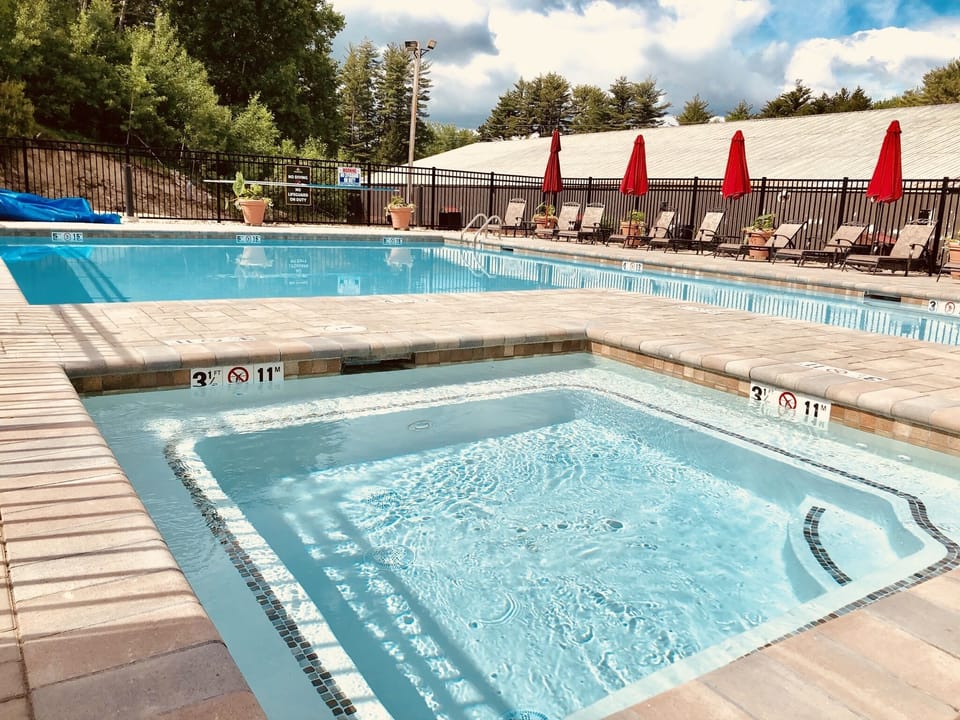 Heated 4-season pool with a hot tub
