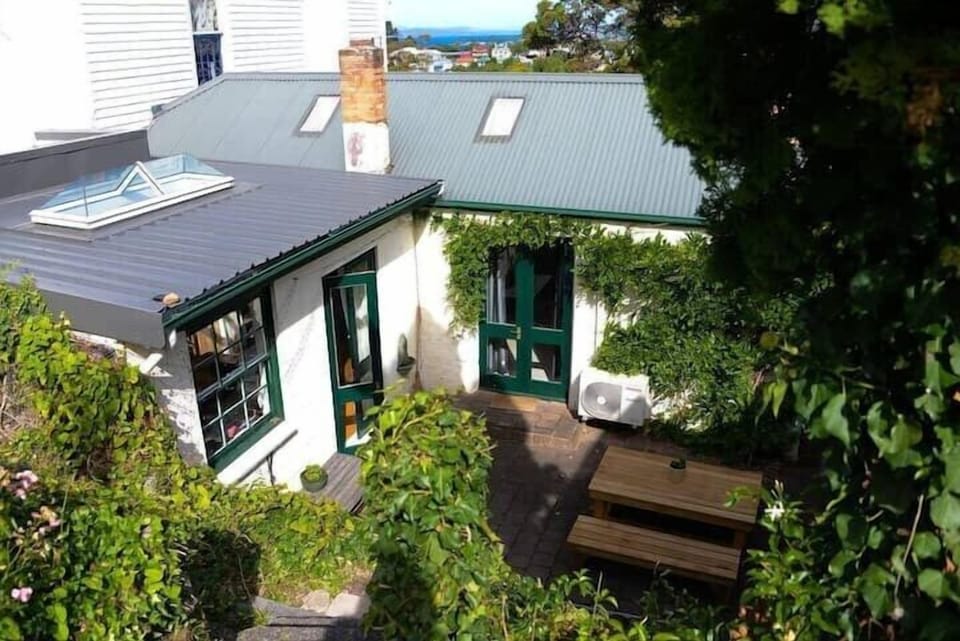 Amy Chicago, Illinois Amy Rating, 5 stars ,· 3 weeks ago We had a great stay at Lisa & Andrew’s! Lovely cottage with plenty of character. The communication and location were great. The garden was definitely a highlight!(10)