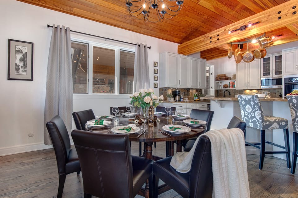 Dining Area with seating for 8