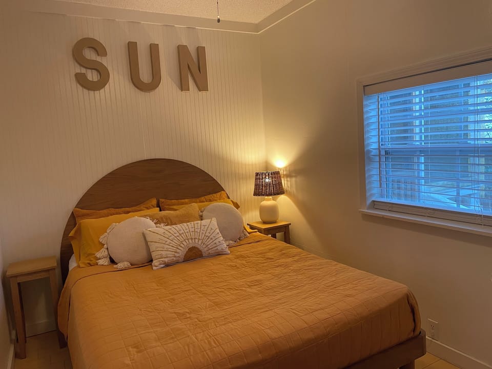 Sunny second bedroom:)