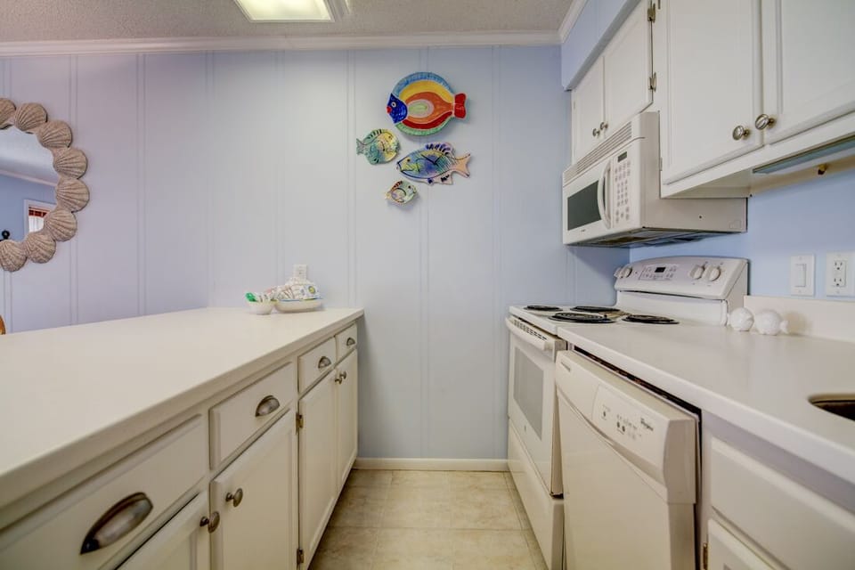 Condo, Multiple Beds, Beach View (404 - No Pets Allowed) | Private kitchen | Coffee/tea maker, toaster