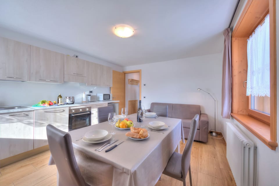 Family Apartment, 1 Bedroom, Microwave (Fiocco Di Neve Ski in- Ski out 10m) | Dining