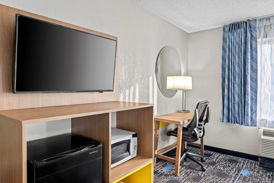 Room, 1 King Bed, Non Smoking | Desk, blackout drapes, soundproofing, iron/ironing board