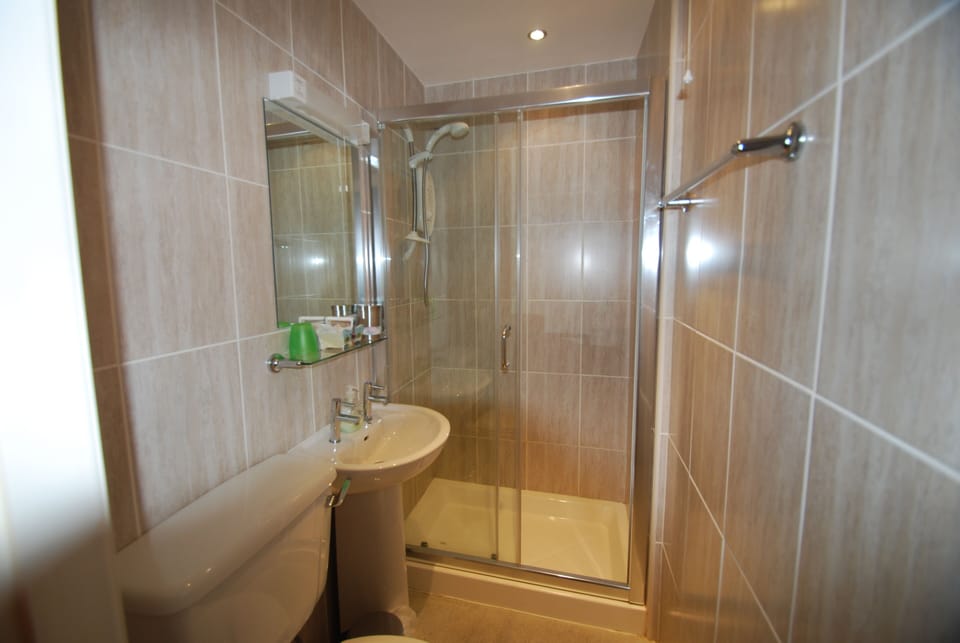 Twin Room, Sea View | Bathroom | Free toiletries, hair dryer, towels