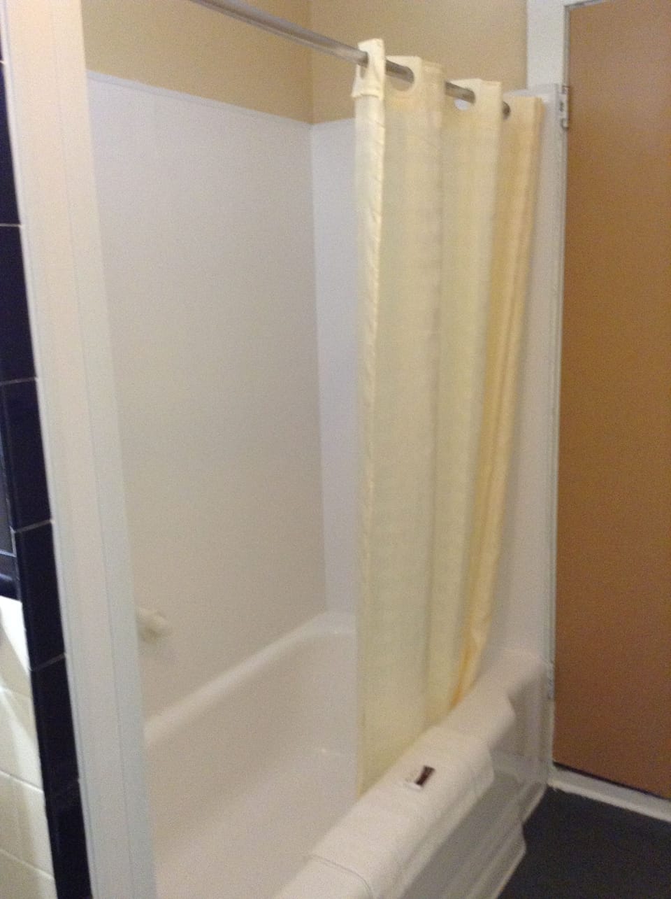 Combined shower/tub, free toiletries, hair dryer, towels