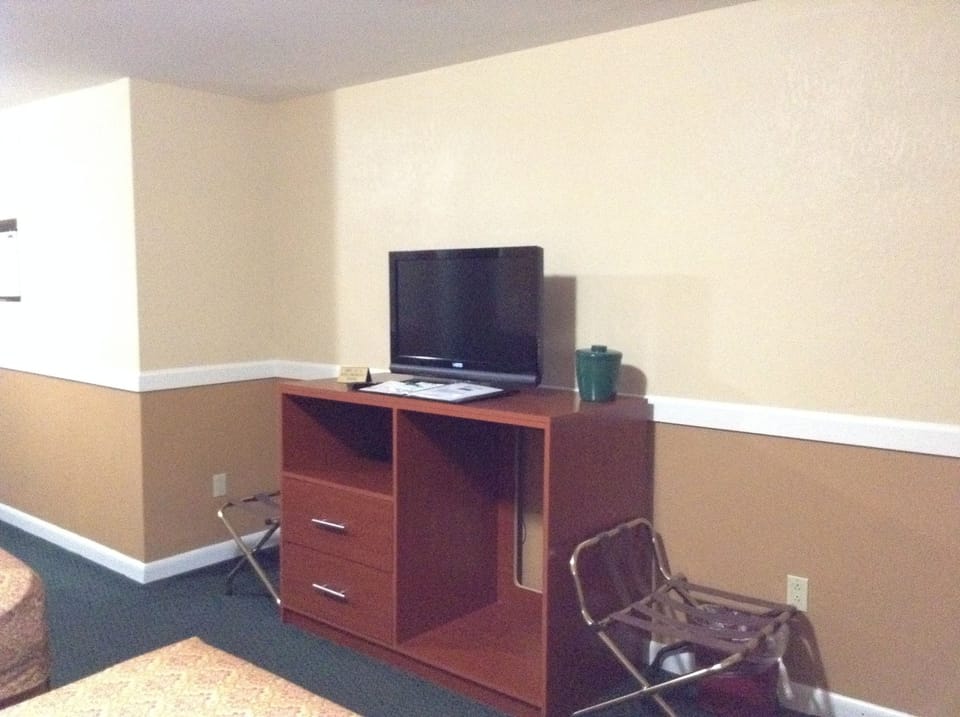 Premium bedding, desk, free WiFi