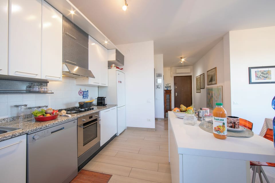 Family Apartment, 3 Bedrooms, 2 Bathrooms (Casa di Paola: Lake-View Balcony) | Private kitchen | Stovetop, electric kettle, dining table