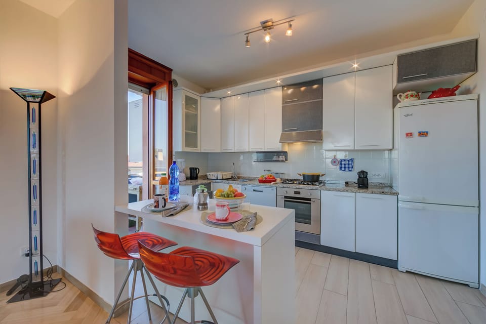 Family Apartment, Multiple Bedrooms, 2 Bathrooms (Casa di Paola) | Private kitchen | Fridge, microwave, oven, stovetop