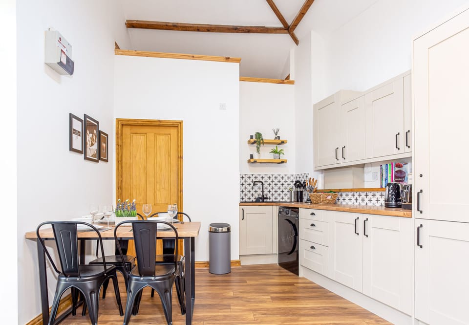 House, 2 Bedrooms, Non Smoking | In-room dining