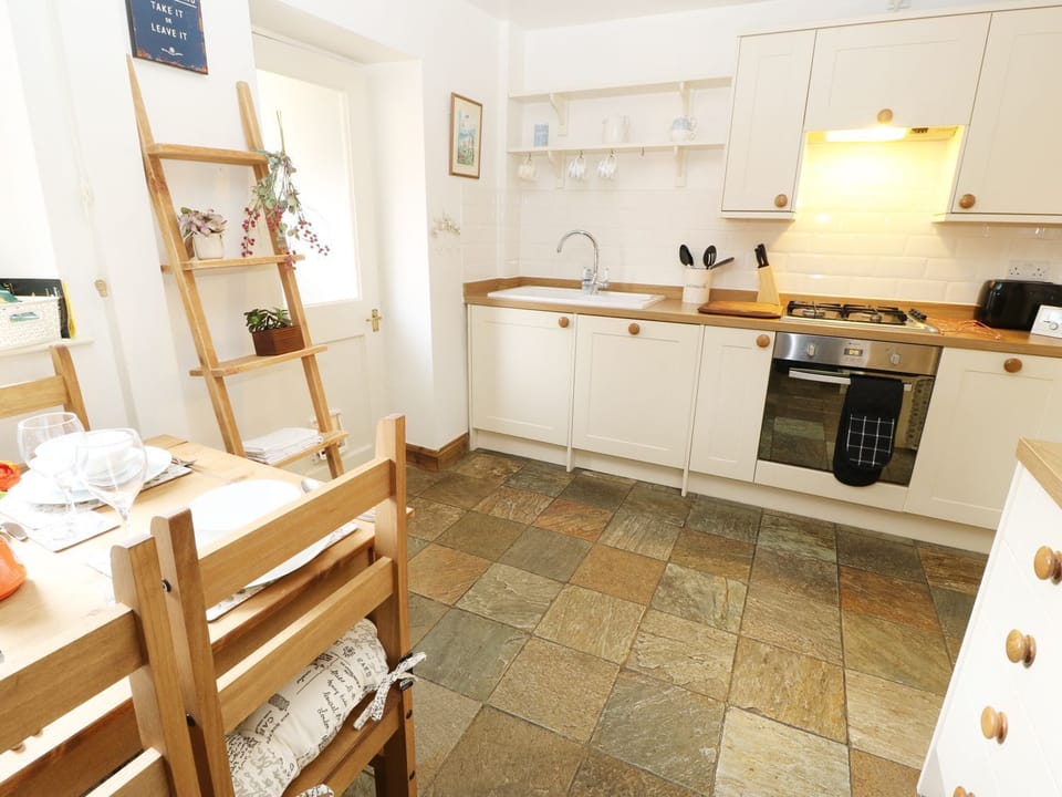 Cottage | Private kitchen | Fridge, microwave, dishwasher, electric kettle