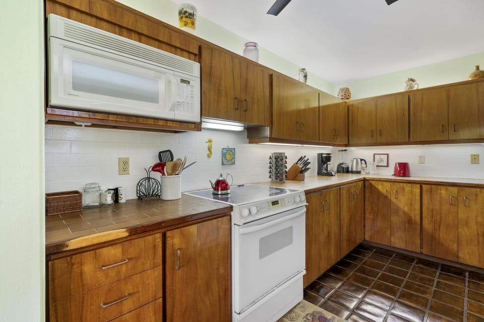 A practical and inviting kitchen for your Kona stay